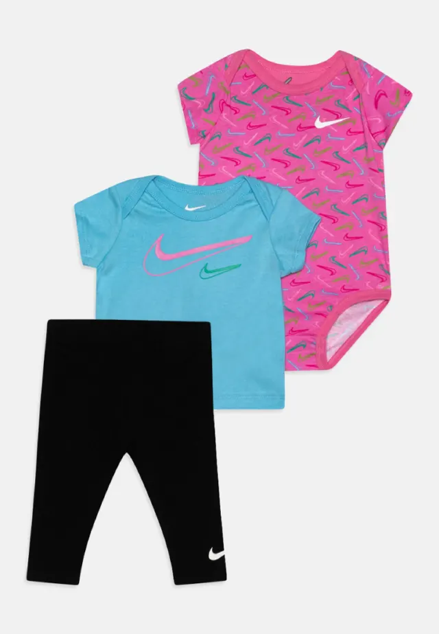 Набор:боди,брюки,футболка NKG SWOOSH LOGO 3 PC SET: девочка 023, 06L846, Nike